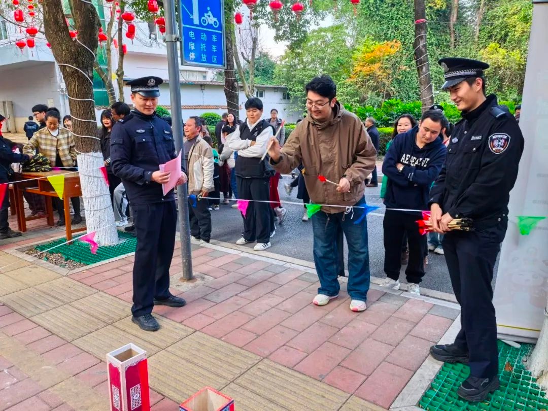 民警趴地换轮胎，群众围观笑开颜！春节游园竟成反诈课堂？  第2张