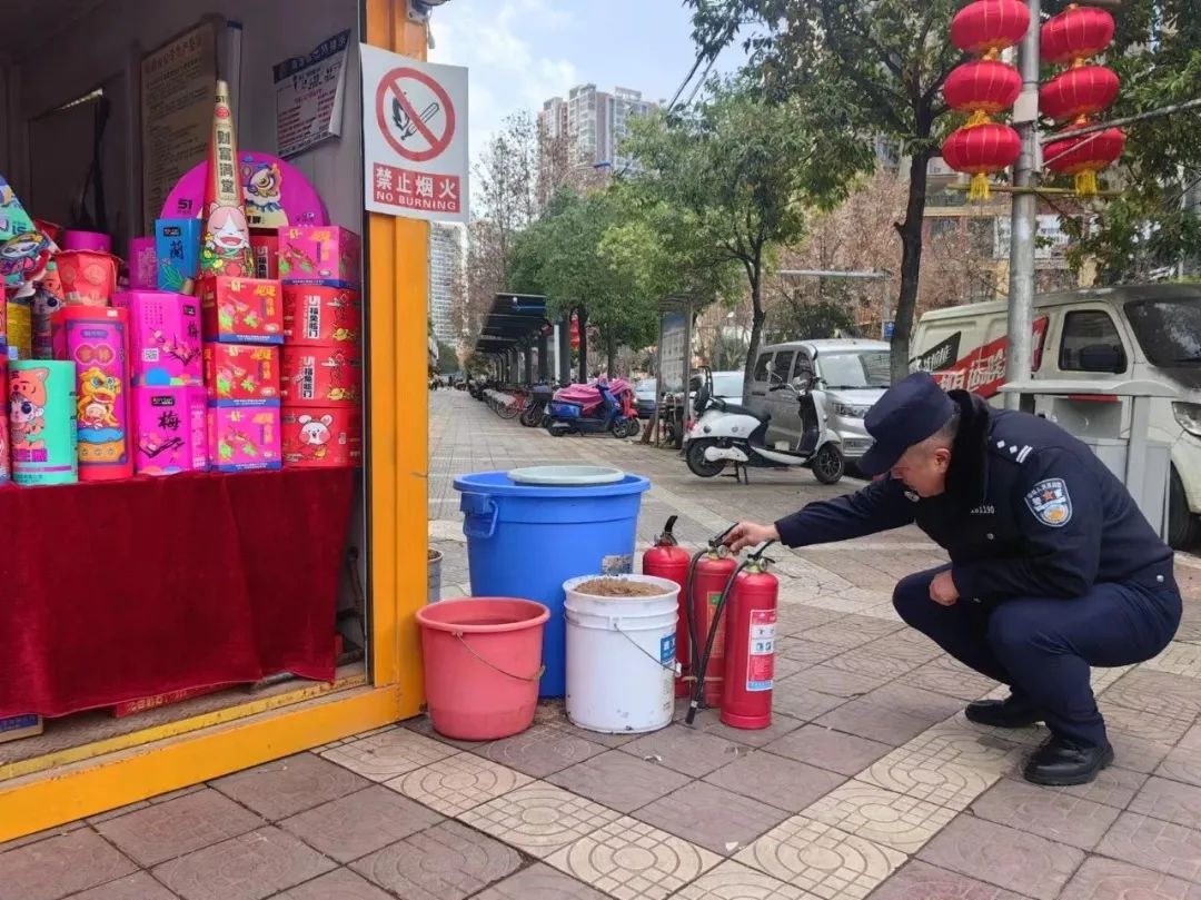 民警趴地换轮胎，群众围观笑开颜！春节游园竟成反诈课堂？  第4张