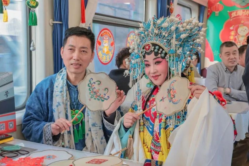 火车上也能体验非遗文化？K132次列车带你感受不一样的春运  第3张