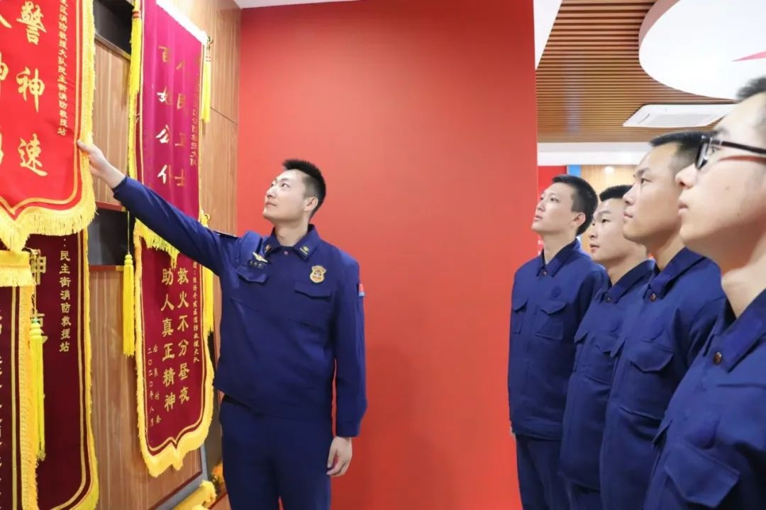 春节将至，消防员坚守岗位：百姓过节他们‘过关’，你知道吗?  第2张