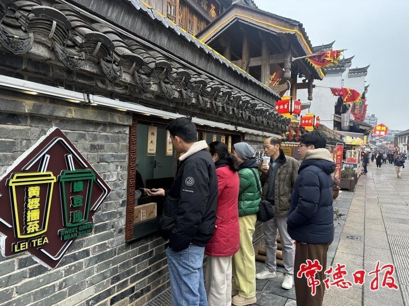 春节假期常德河街:天气不佳热情不减!文明风景线你看到了吗? 第3张 春节假期常德河街:天气不佳热情不减!文明风景线你看到了吗? 第3张