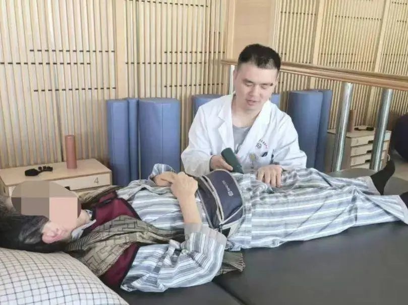 从瘫痪到康复，王阿姨在金汇镇社区卫生服务中心的奇迹之旅！你相信医者仁心吗？  第1张