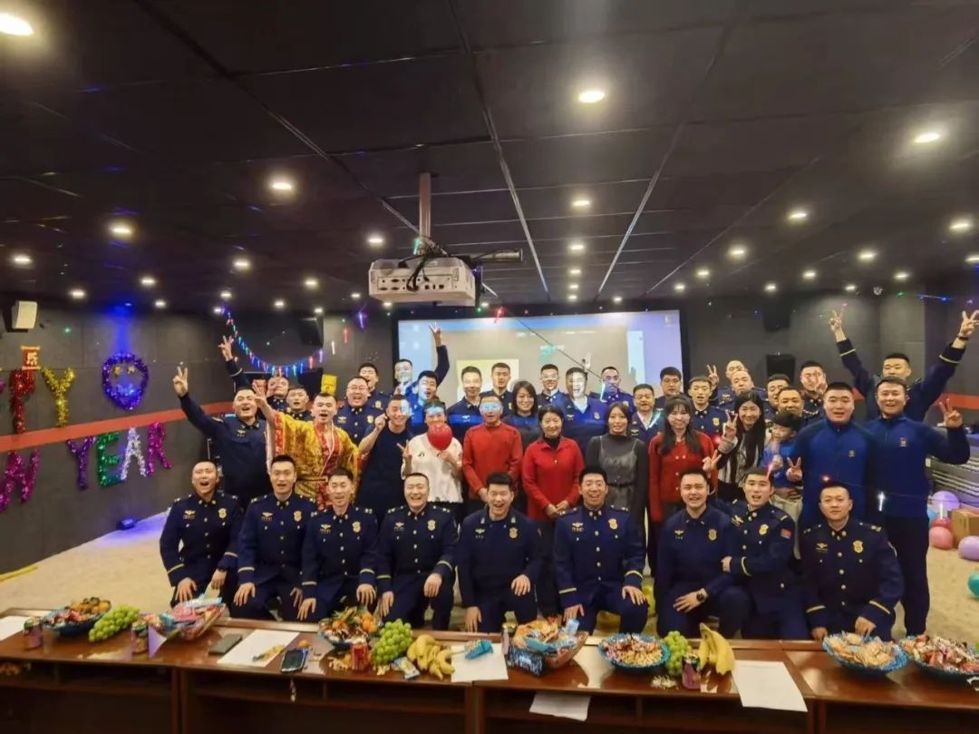 齐齐哈尔消防指战员如何用大红灯笼和春联迎接新春？他们的年味有多浓  第2张