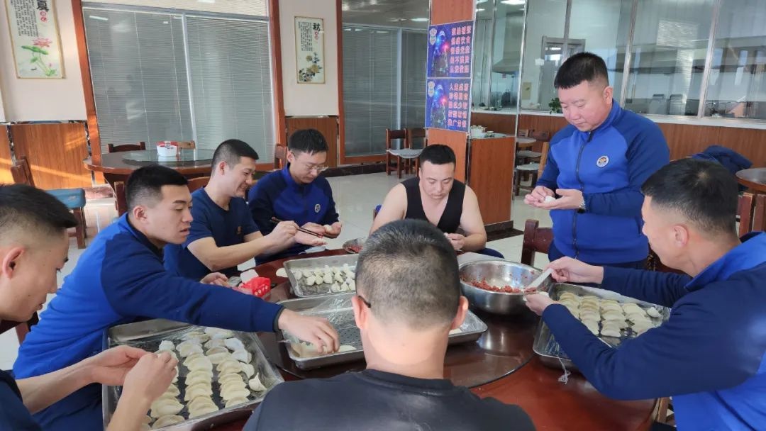 齐齐哈尔消防指战员如何用大红灯笼和春联迎接新春？他们的年味有多浓  第11张