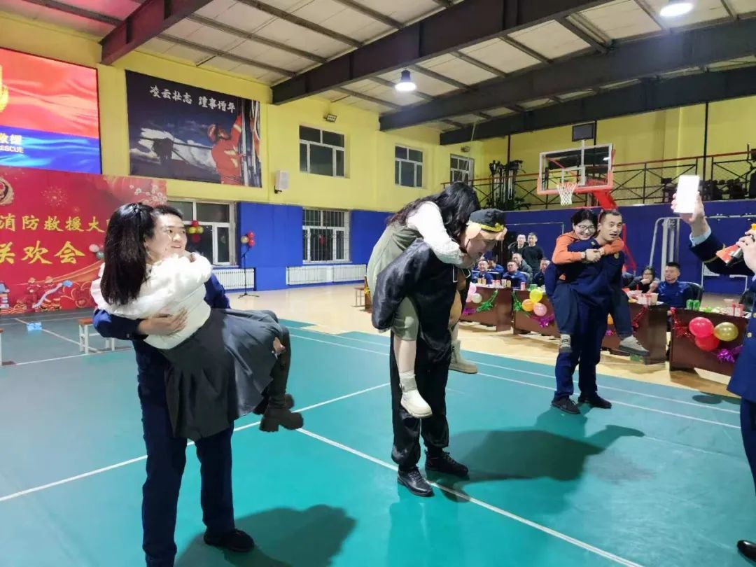 齐齐哈尔消防指战员如何用大红灯笼和春联迎接新春？他们的年味有多浓  第13张