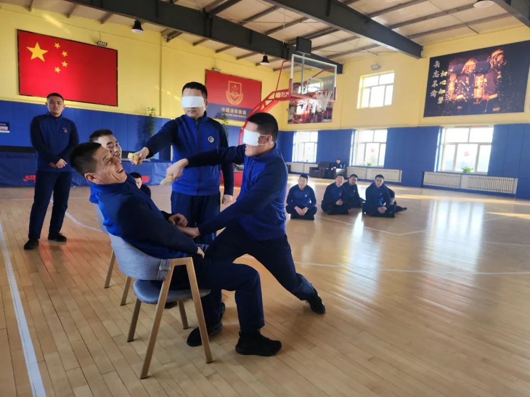 齐齐哈尔消防指战员如何用大红灯笼和春联迎接新春？他们的年味有多浓  第14张