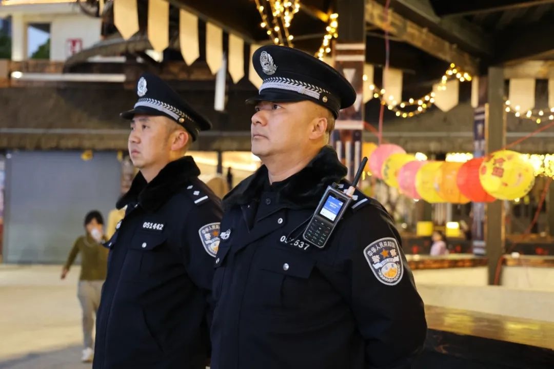 春节团圆夜,谁在守护我们的平安?人民警察的坚守让人泪目 第14张 春节团圆夜,谁在守护我们的平安?人民警察的坚守让人泪目 第14张