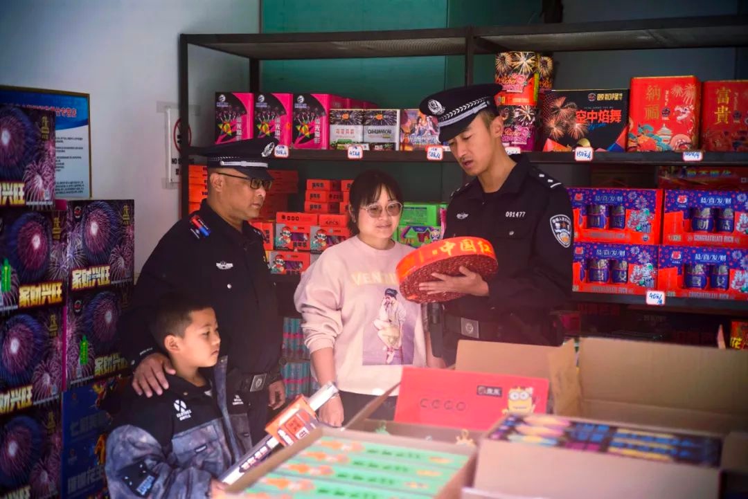 春节团圆夜,谁在守护我们的平安?人民警察的坚守让人泪目 第3张 春节团圆夜,谁在守护我们的平安?人民警察的坚守让人泪目 第3张