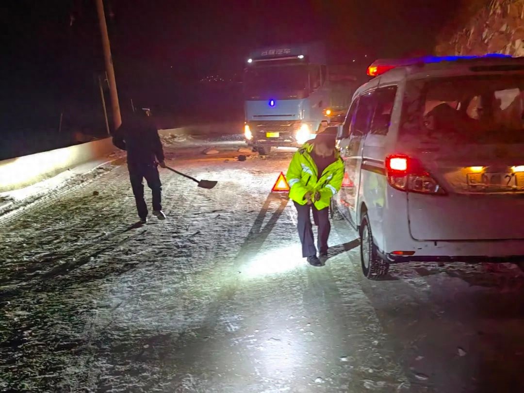 冰天雪地中，货车司机绝望呼救！广河县交警如何化险为夷？
