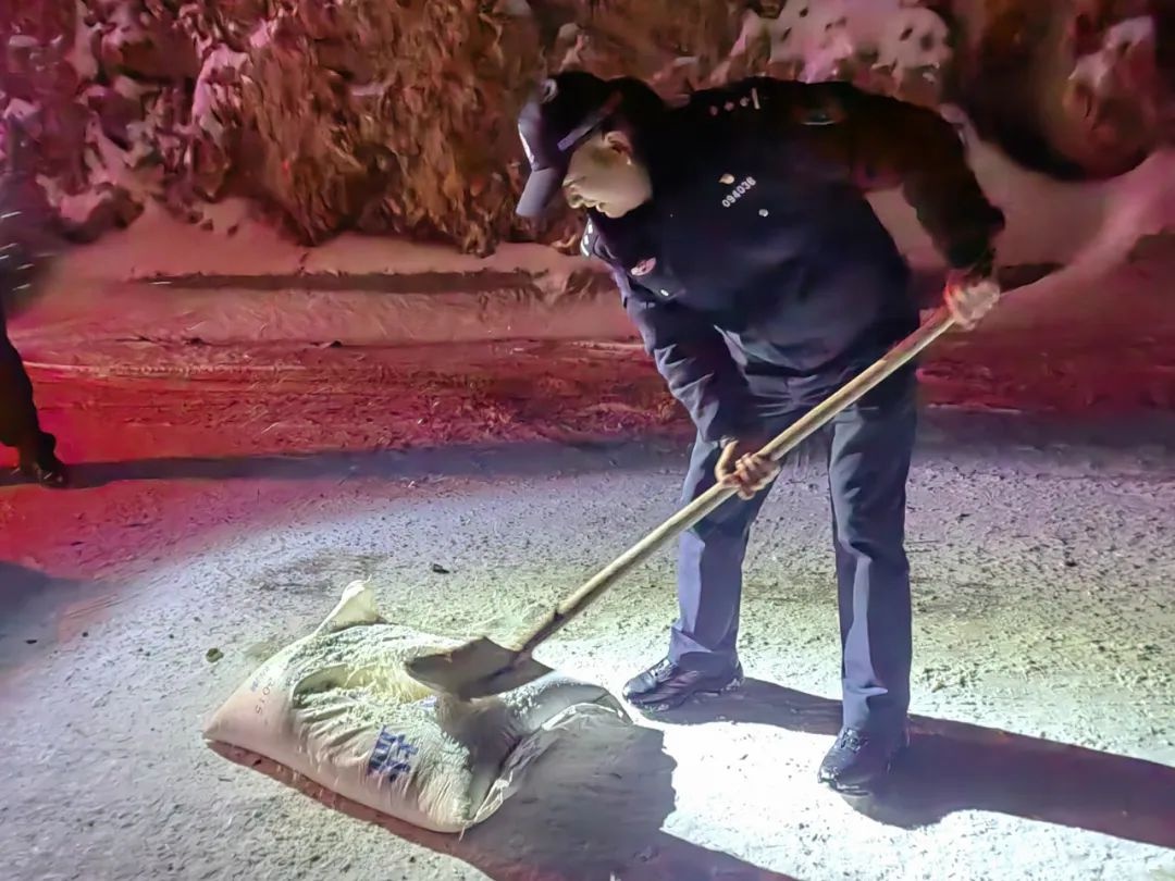 冰天雪地中，货车司机绝望呼救！广河县交警如何化险为夷？  第2张