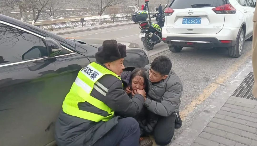 惊!中年女子猝发癫痫瘫倒，交警秒出警如何急救?!  第2张