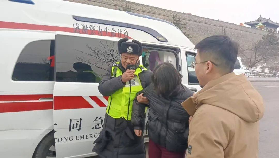 惊!中年女子猝发癫痫瘫倒，交警秒出警如何急救?!  第3张