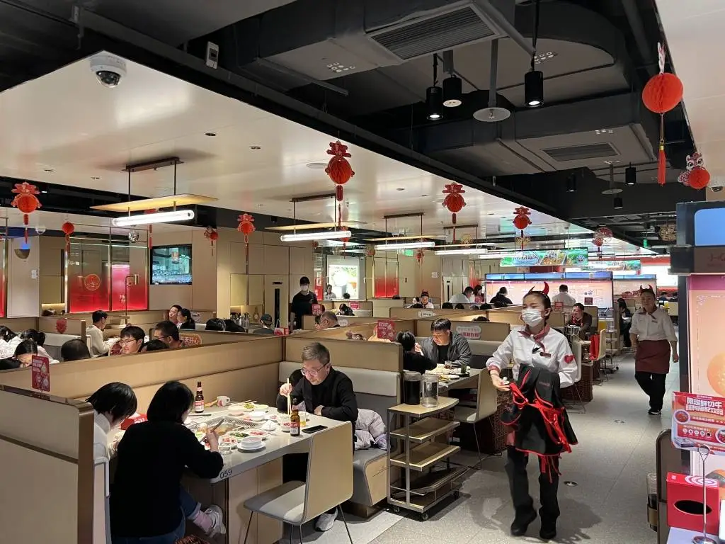 春节上海餐饮市场火爆！多门店大排长队，外籍消费者也来助力？
