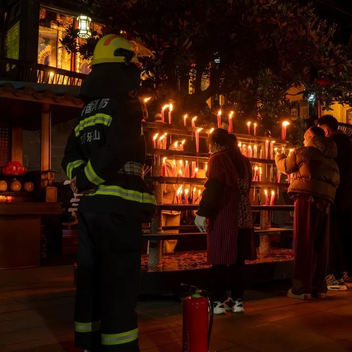 春节峨眉山消防员坚守一线，他们如何守护数万游客的安全？  第11张