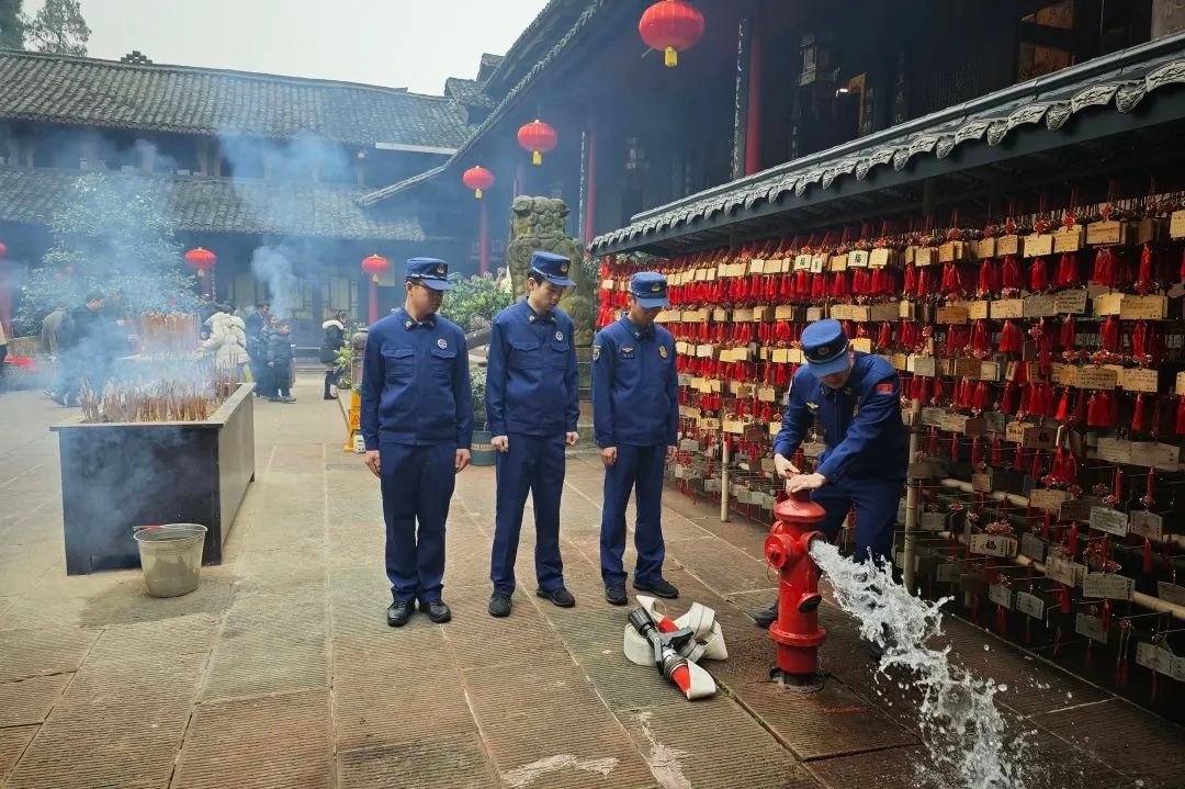 春节峨眉山消防员坚守一线，他们如何守护数万游客的安全？  第13张