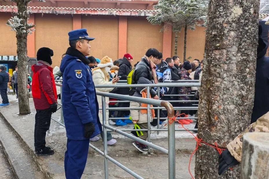 春节峨眉山消防员坚守一线，他们如何守护数万游客的安全？  第8张