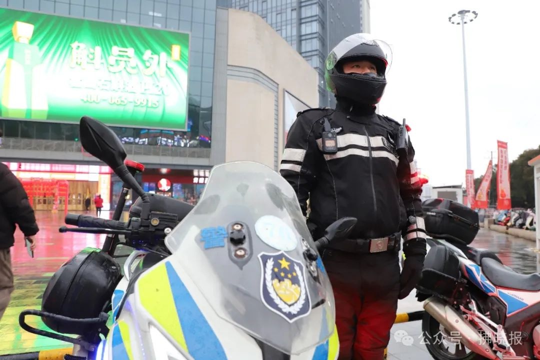 大年初一街头喜气洋洋，他为何背家巡逻？  第2张