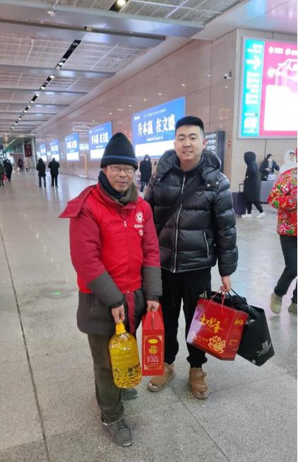 沈阳站东广场惊现暖心红马甲!归家遇难题他们如何秒解?  第2张