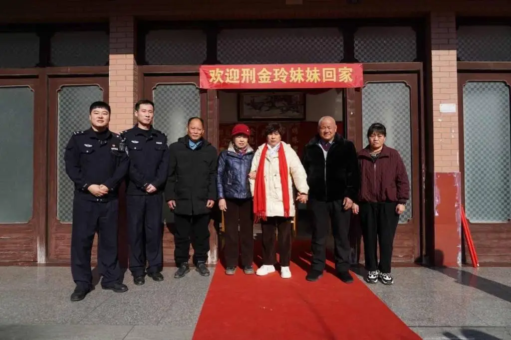 失散半世纪终团聚！邢女士一家的团圆饭背后有何故事？