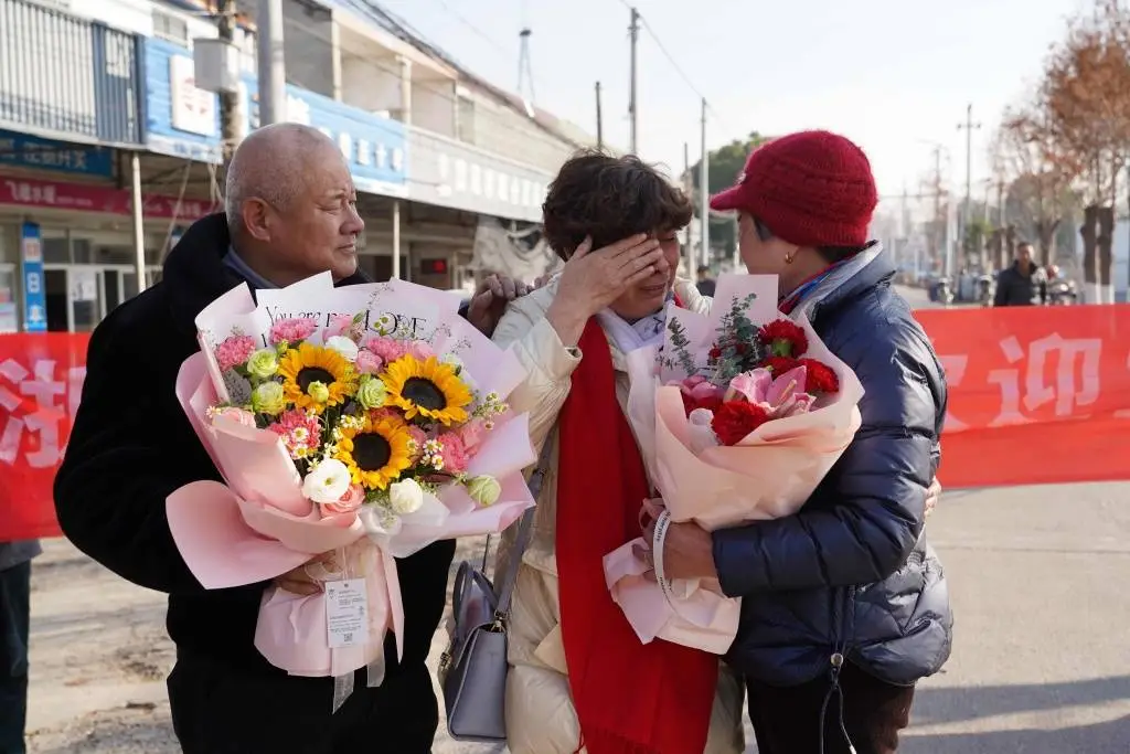 失散半世纪终团聚！邢女士一家的团圆饭背后有何故事？  第2张