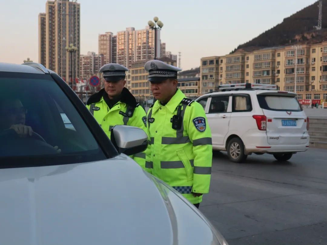 阖家欢聚的春节，交警为何坚守岗位？向延川交警致敬  第2张