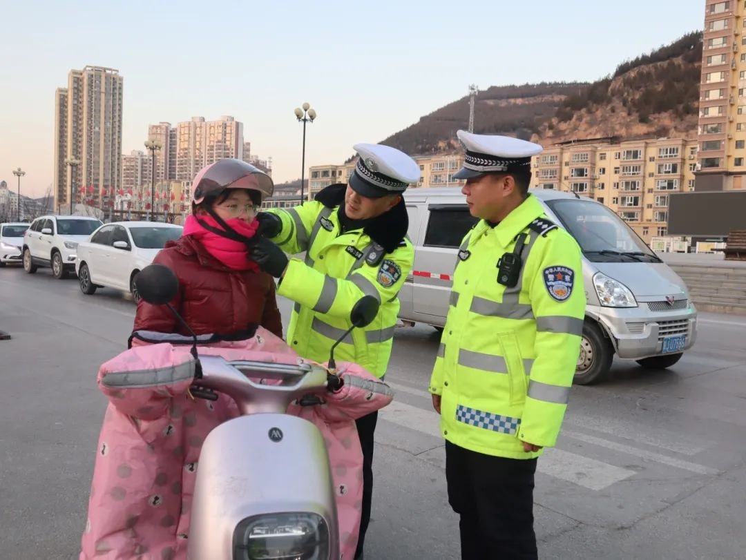 阖家欢聚的春节，交警为何坚守岗位？向延川交警致敬  第3张