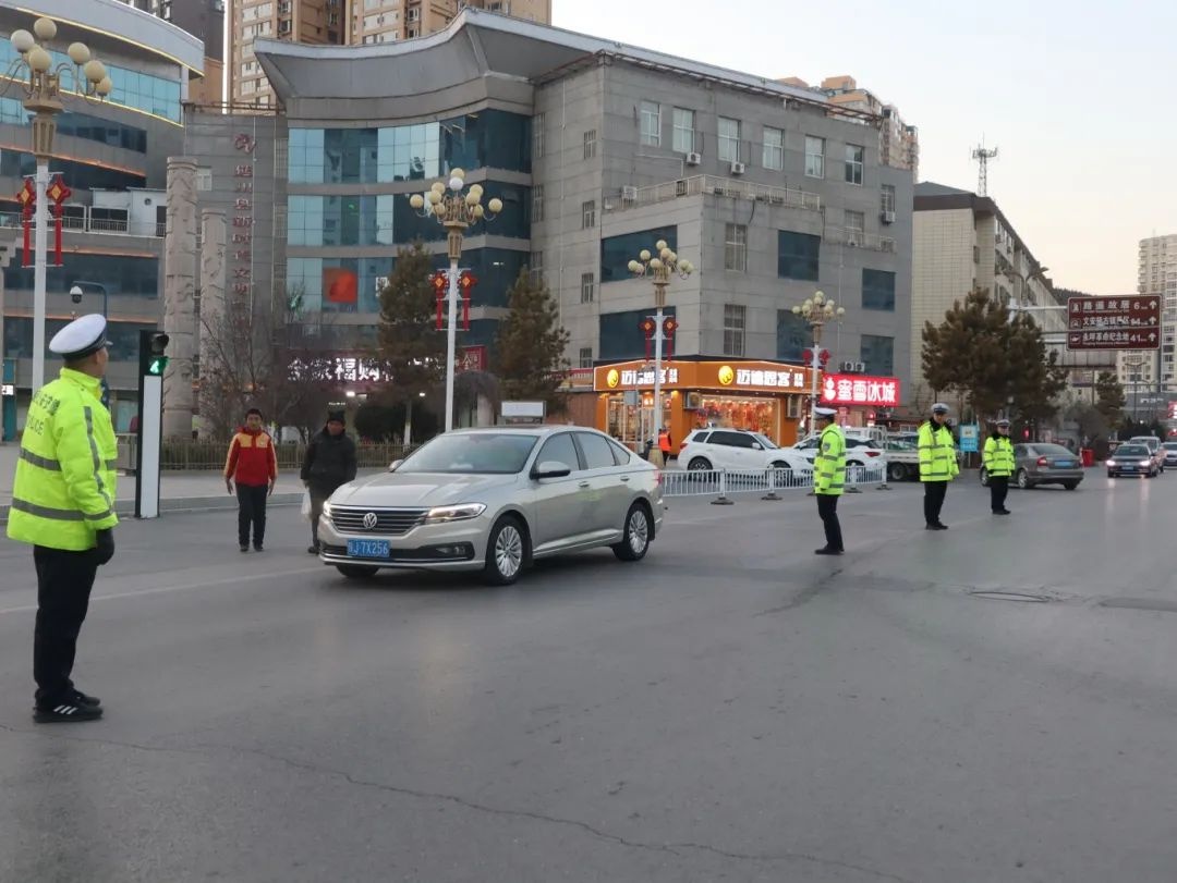 阖家欢聚的春节，交警为何坚守岗位？向延川交警致敬  第5张