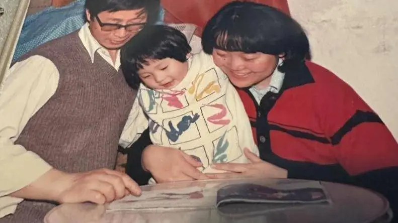 一张不舍丢弃的折叠小圆桌! 背后藏着何等时代巨变?  第1张