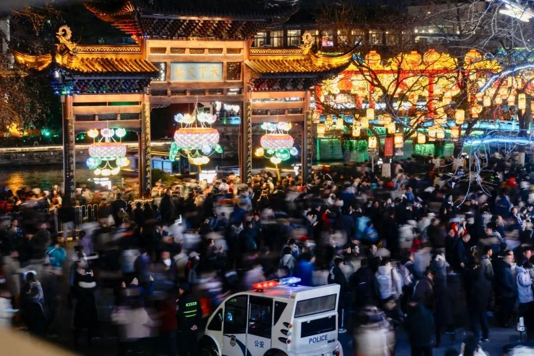 39年！他与秦淮灯会相伴，背后藏着怎样的故事?  第1张