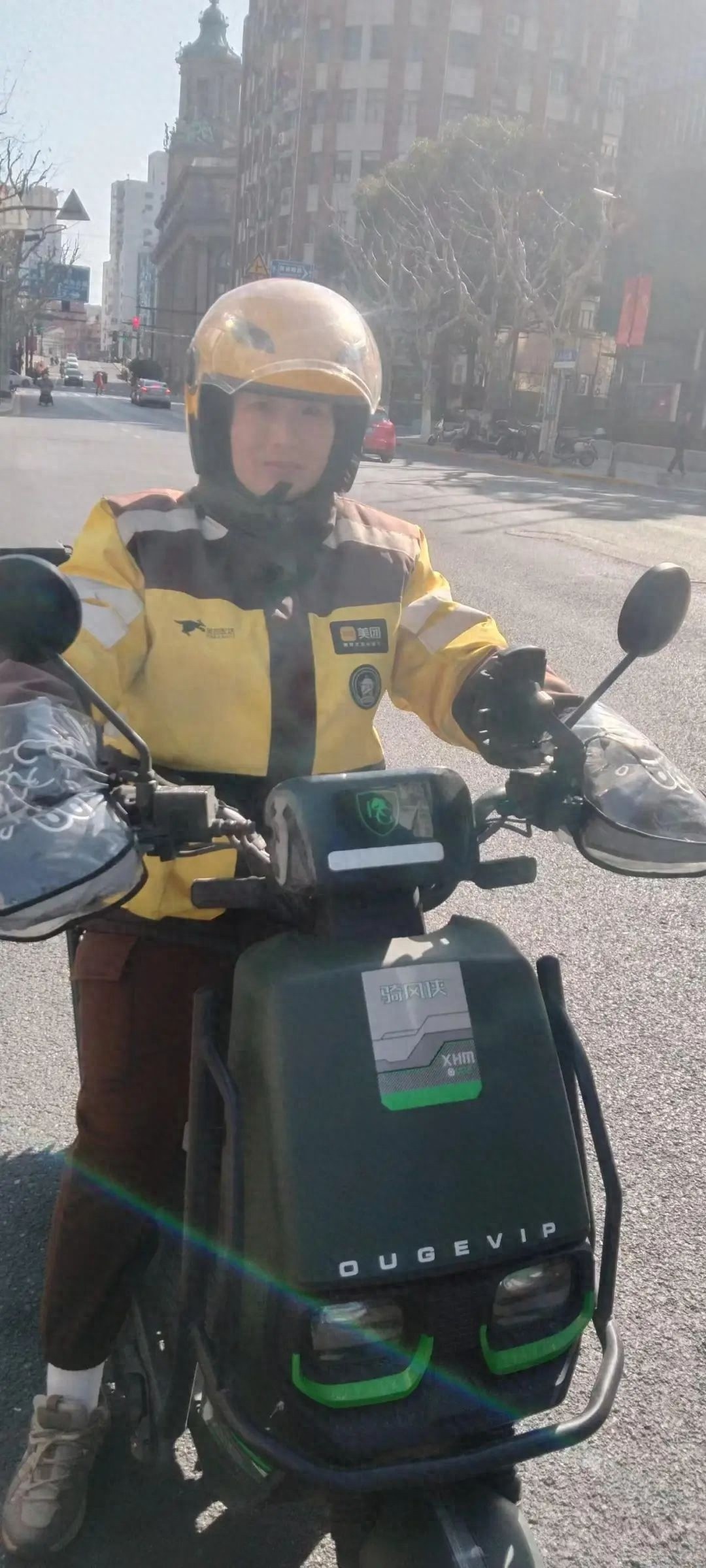 90后骑手小姐姐春节坚守岗位！您感动吗？
