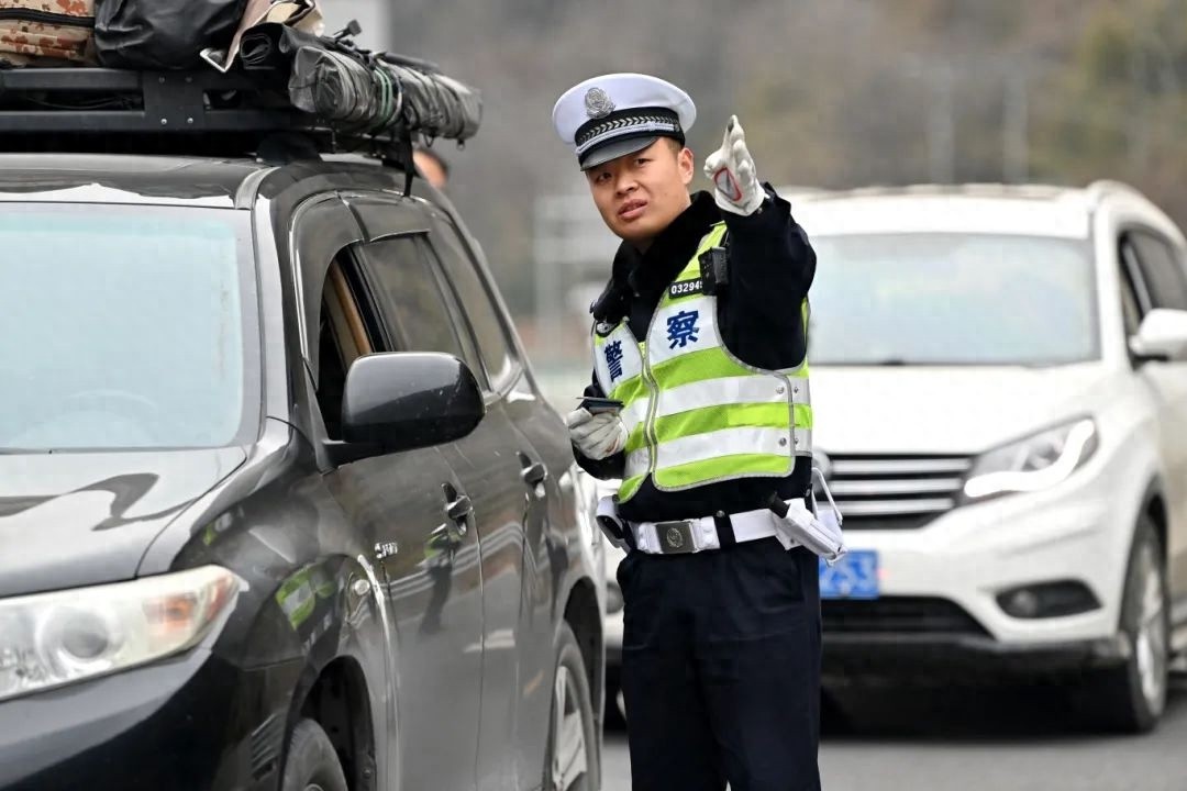 85后交警在魔鬼路段坚守! -30℃、2800米海拔他怕吗?  第1张