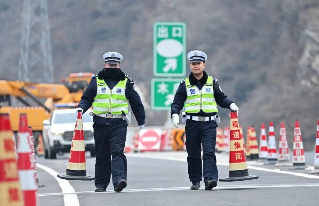 85后交警在魔鬼路段坚守! -30℃、2800米海拔他怕吗?  第2张