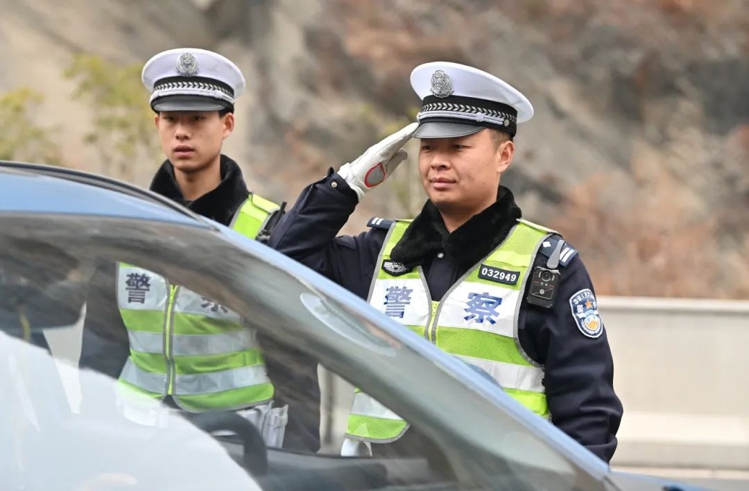 85后交警在魔鬼路段坚守! -30℃、2800米海拔他怕吗?  第3张