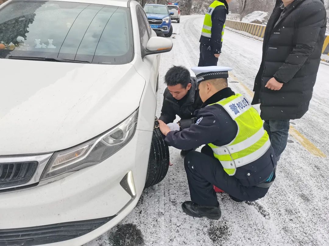 85后交警在魔鬼路段坚守! -30℃、2800米海拔他怕吗?  第4张