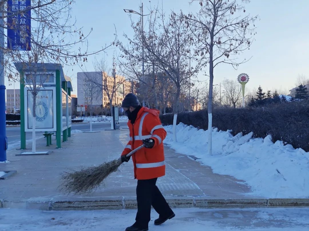 春节万家团圆时，谁在默默守护城市的洁净？致敬鄂温克族自治旗的环卫英雄  第3张