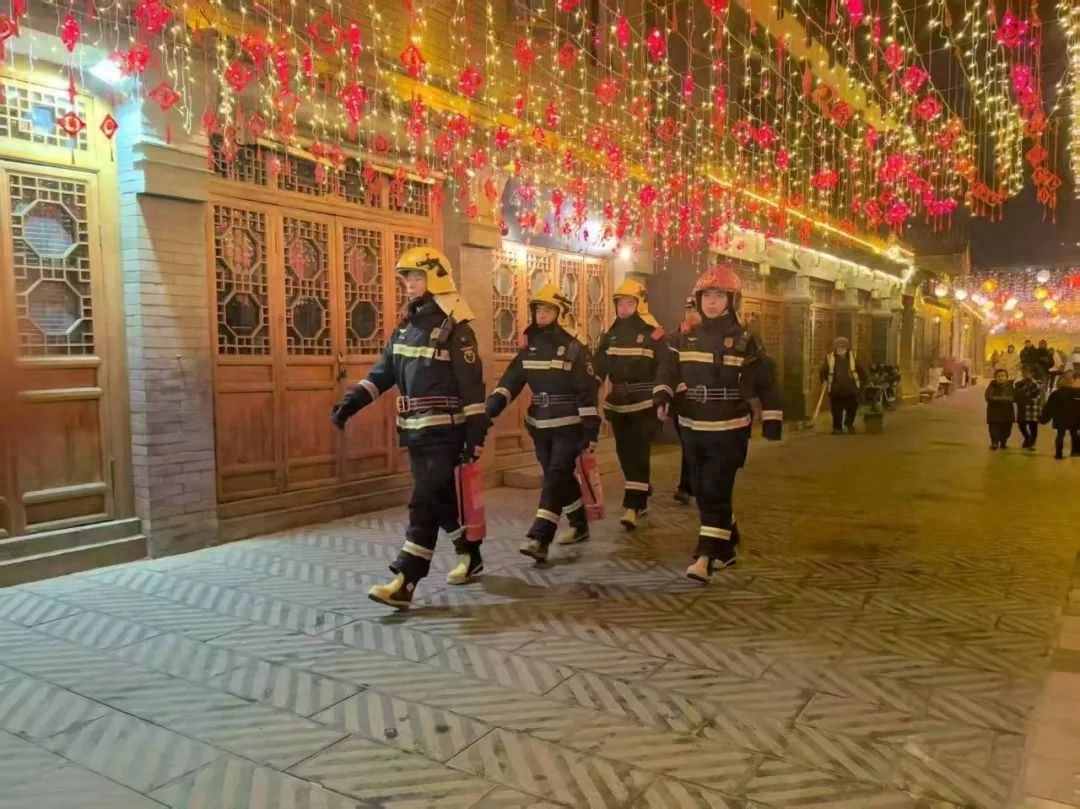 春节本是团圆时，消防员却坚守岗位，你知道为何吗?!  第1张