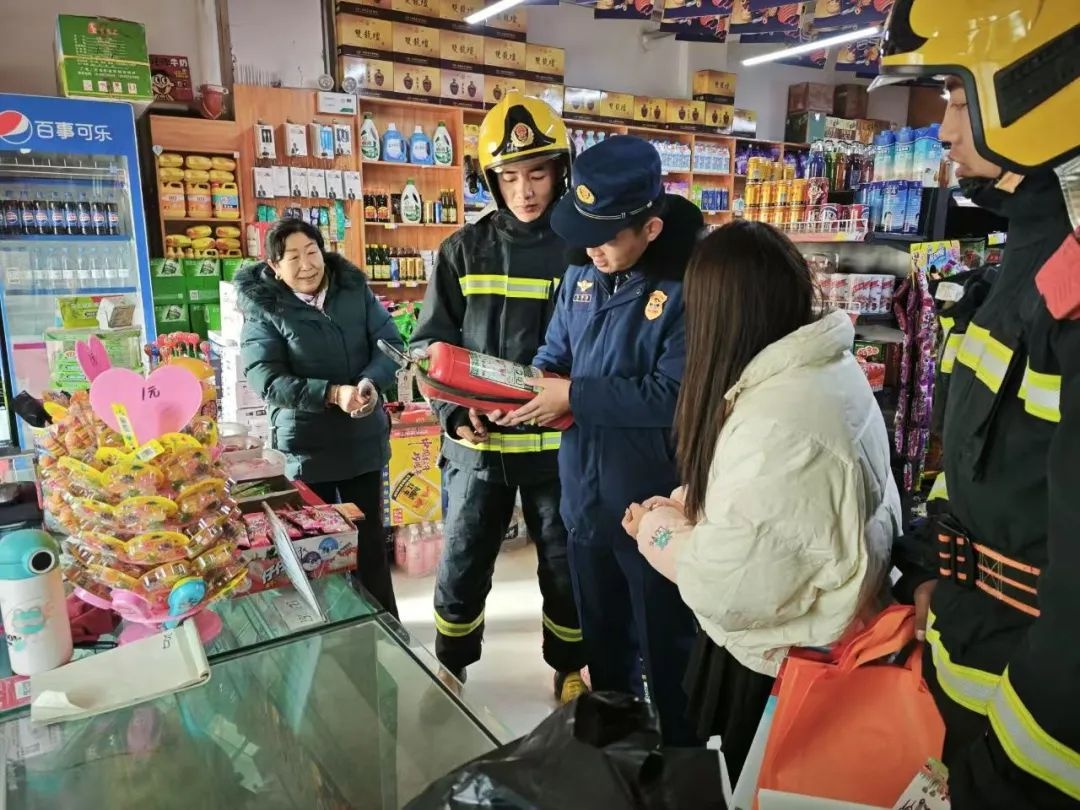 春节本是团圆时，消防员却坚守岗位，你知道为何吗?!  第14张