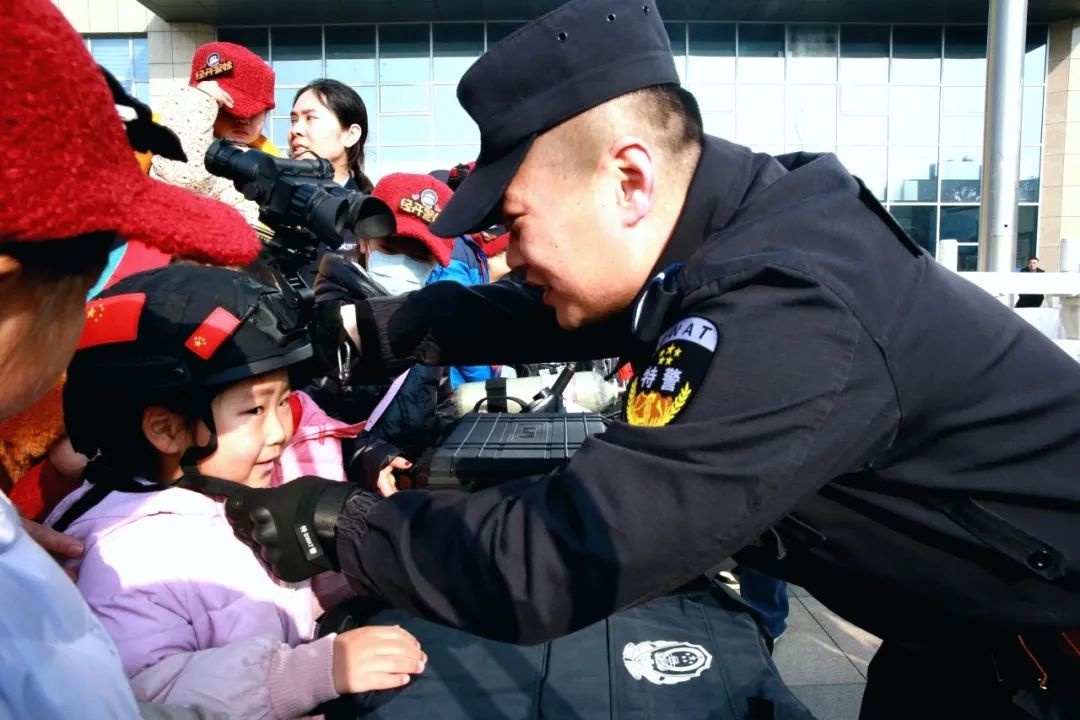 警娃探班记：爸爸妈妈的警营生活原来这么酷！你猜他们平时都用什么抓坏人？  第3张