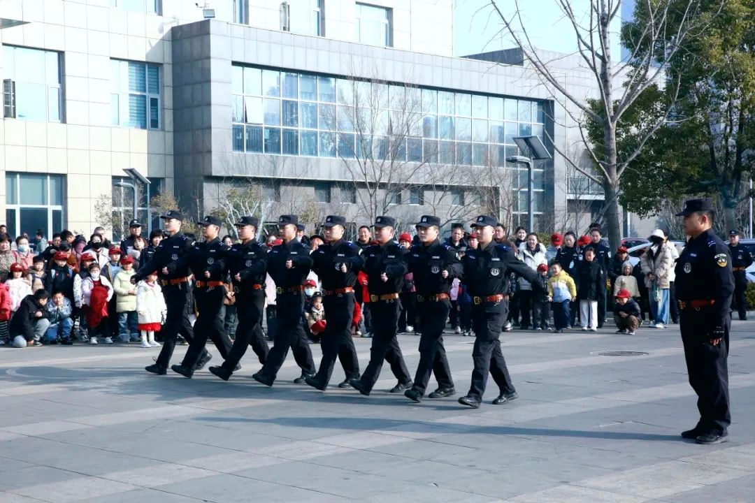 警娃探班记：爸爸妈妈的警营生活原来这么酷！你猜他们平时都用什么抓坏人？  第4张