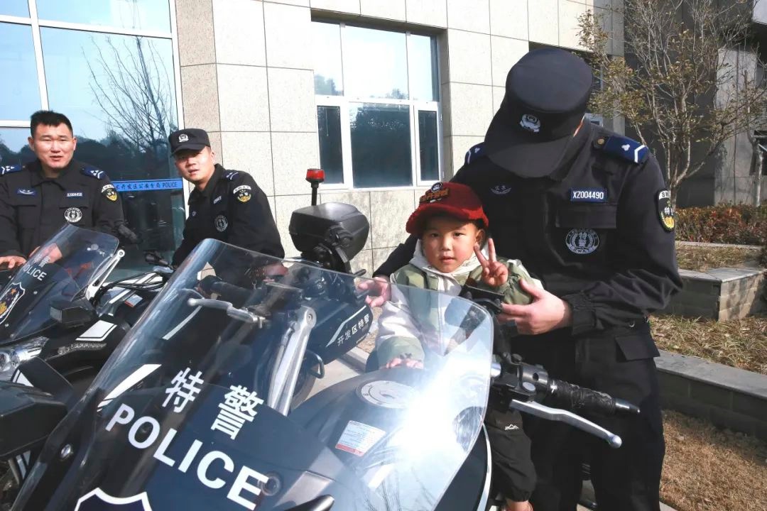 警娃探班记：爸爸妈妈的警营生活原来这么酷！你猜他们平时都用什么抓坏人？  第6张