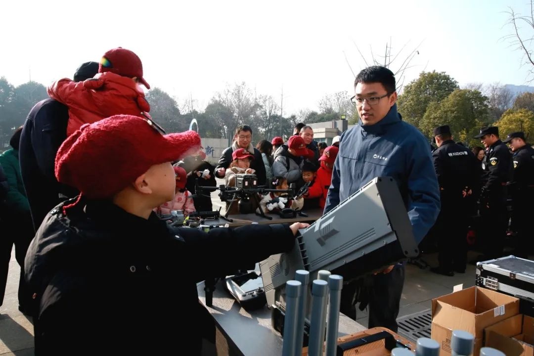 警娃探班记：爸爸妈妈的警营生活原来这么酷！你猜他们平时都用什么抓坏人？  第7张