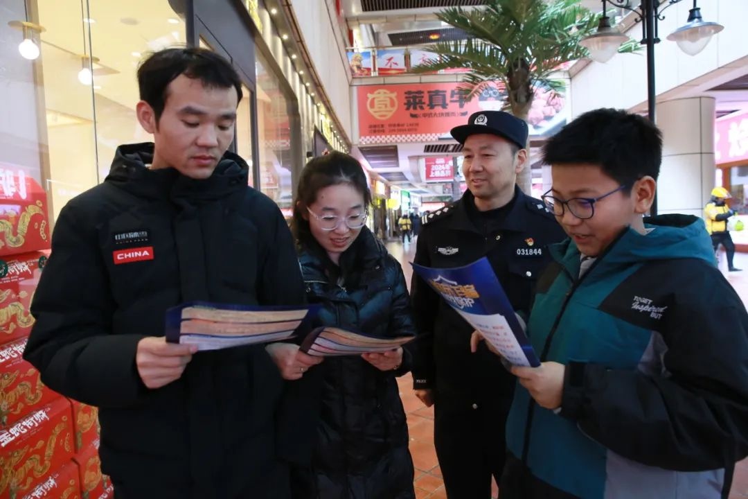 警娃探班记：爸爸妈妈的警营生活原来这么酷！你猜他们平时都用什么抓坏人？  第8张