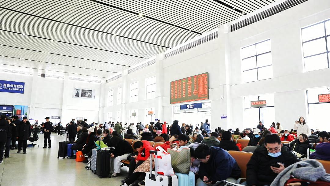 家乡政府为务工人员送暖心礼包!你羡慕吗?