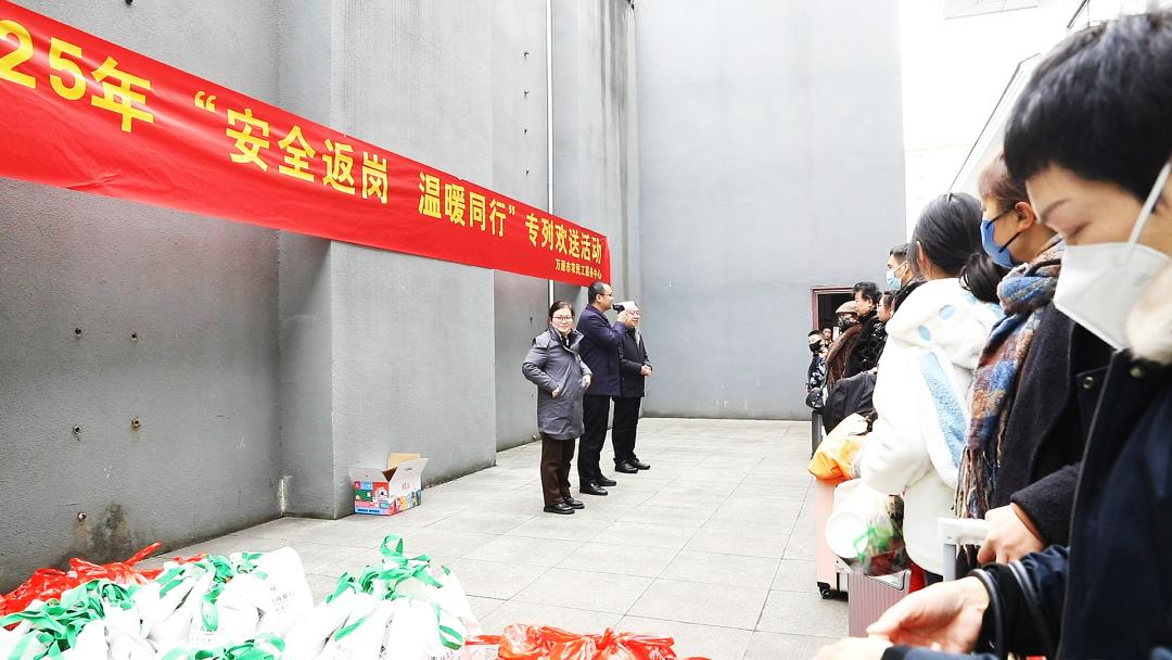 家乡政府为务工人员送暖心礼包!你羡慕吗?  第2张