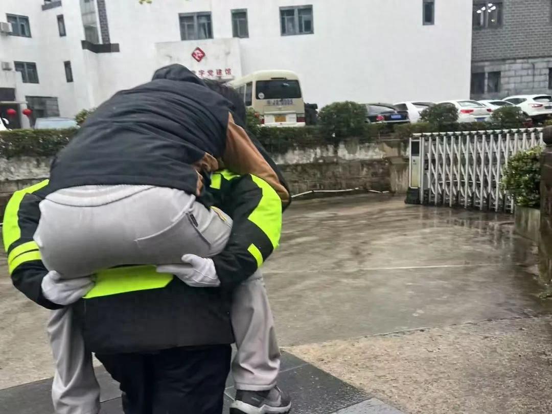 游客突发疾病生命垂危，王小勇背他狂奔救命？