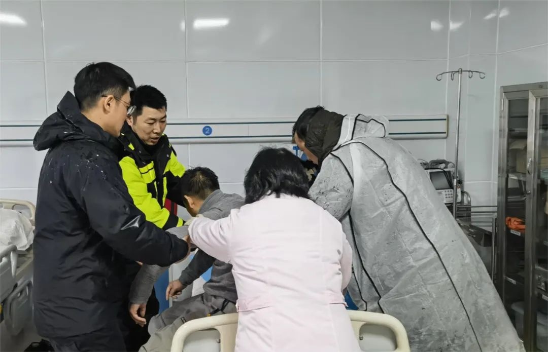 游客突发疾病生命垂危，王小勇背他狂奔救命？  第2张