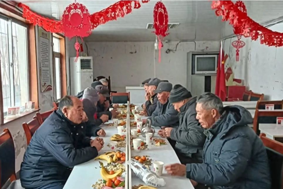 双岛西山村的大活报表演为何成为新春焦点？传统艺术如何点燃蛇年节日氛围