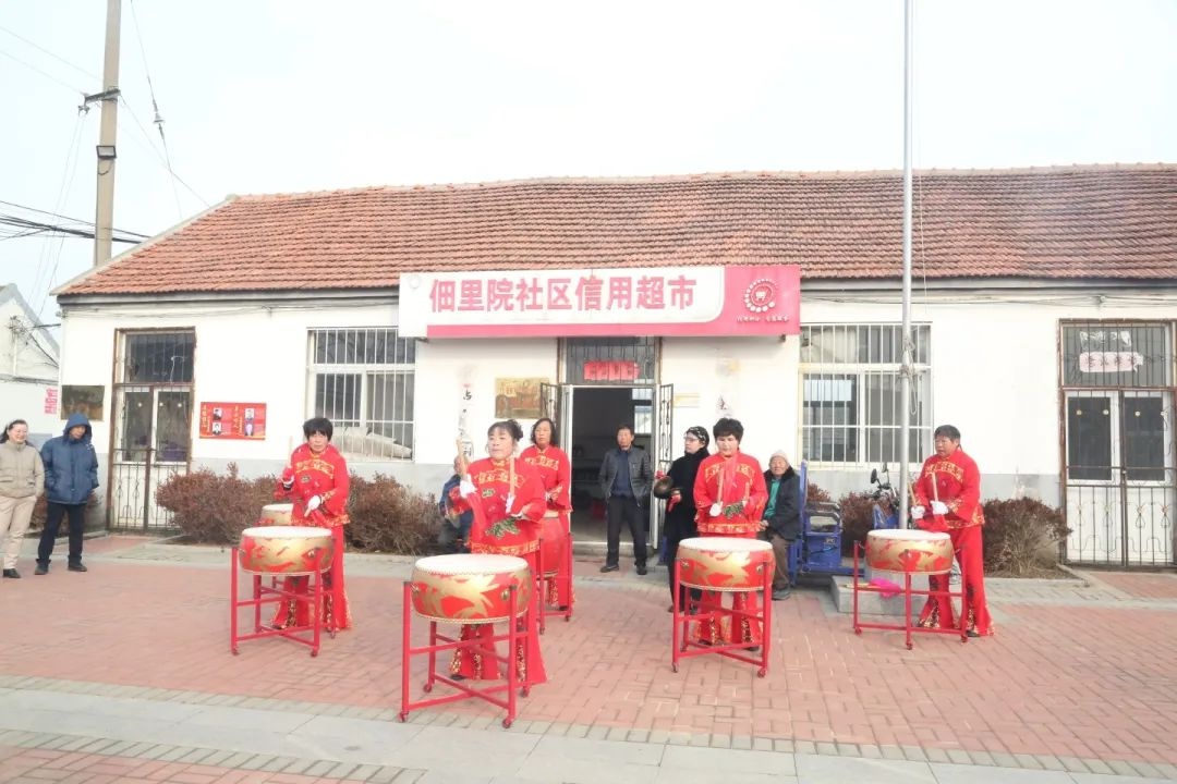 双岛西山村的大活报表演为何成为新春焦点？传统艺术如何点燃蛇年节日氛围  第2张