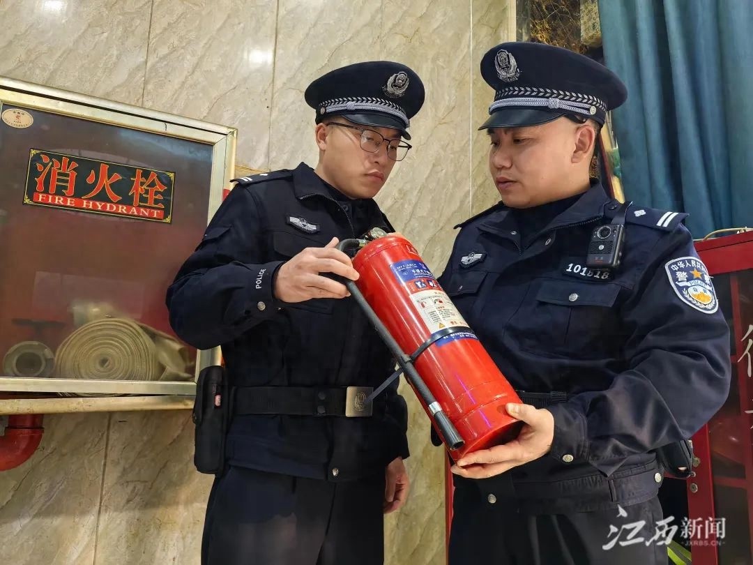 出发！民警开启24小时值班工作，他们如何确保辖区安全？  第1张
