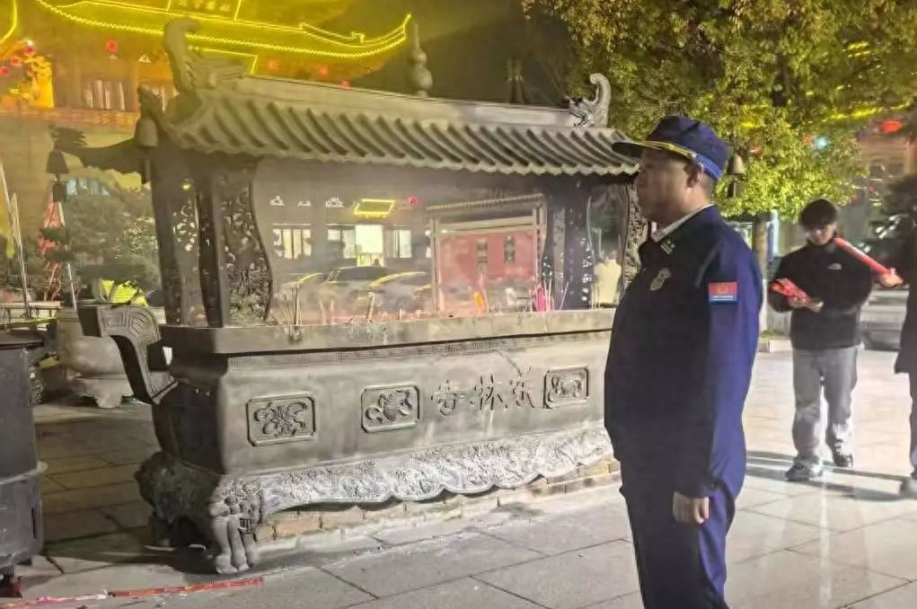 春节大家团圆欢庆，消防员坚守岗位!他们图啥?  第1张